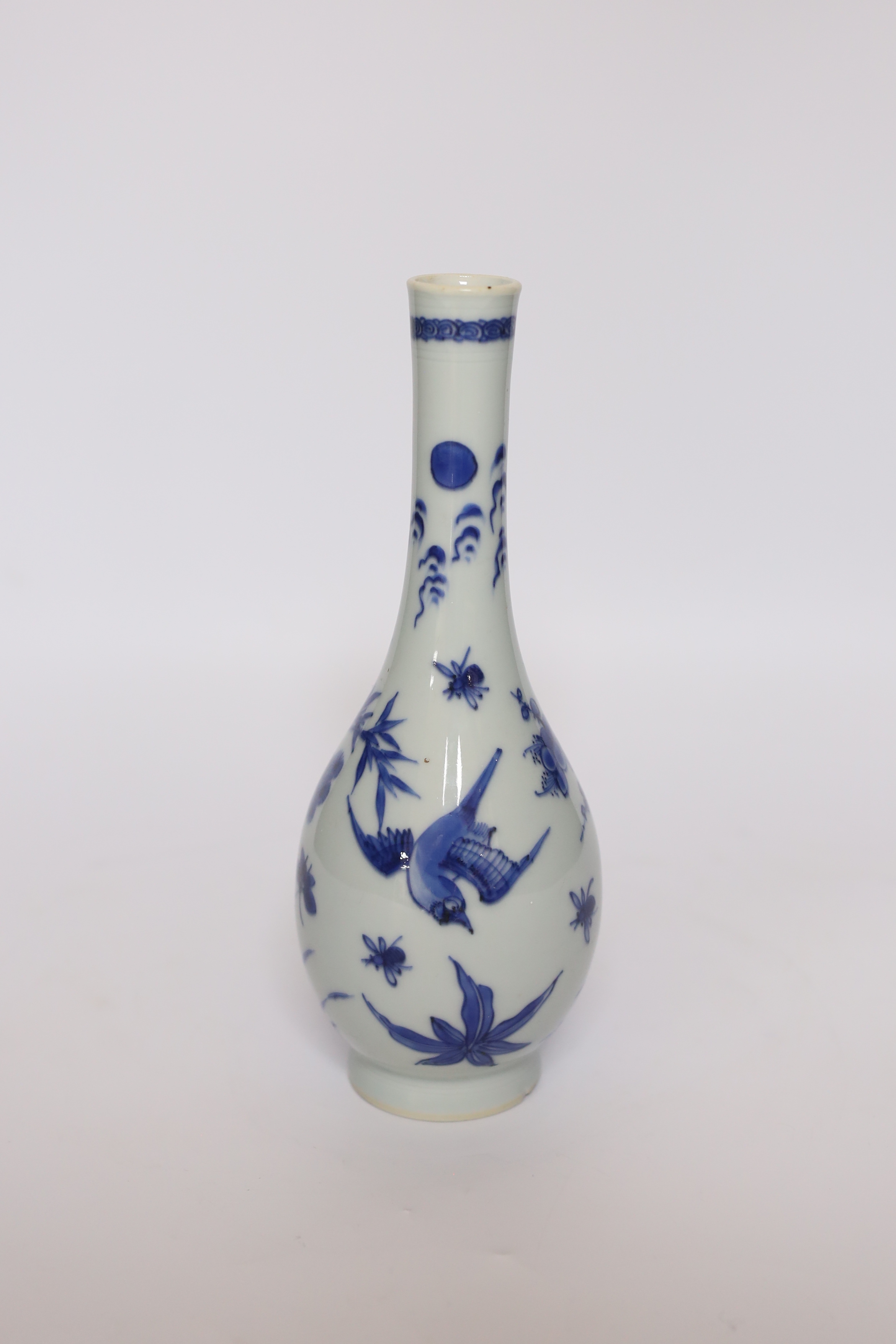 A Chinese blue and white bottle vase, Kangxi period, 22cm